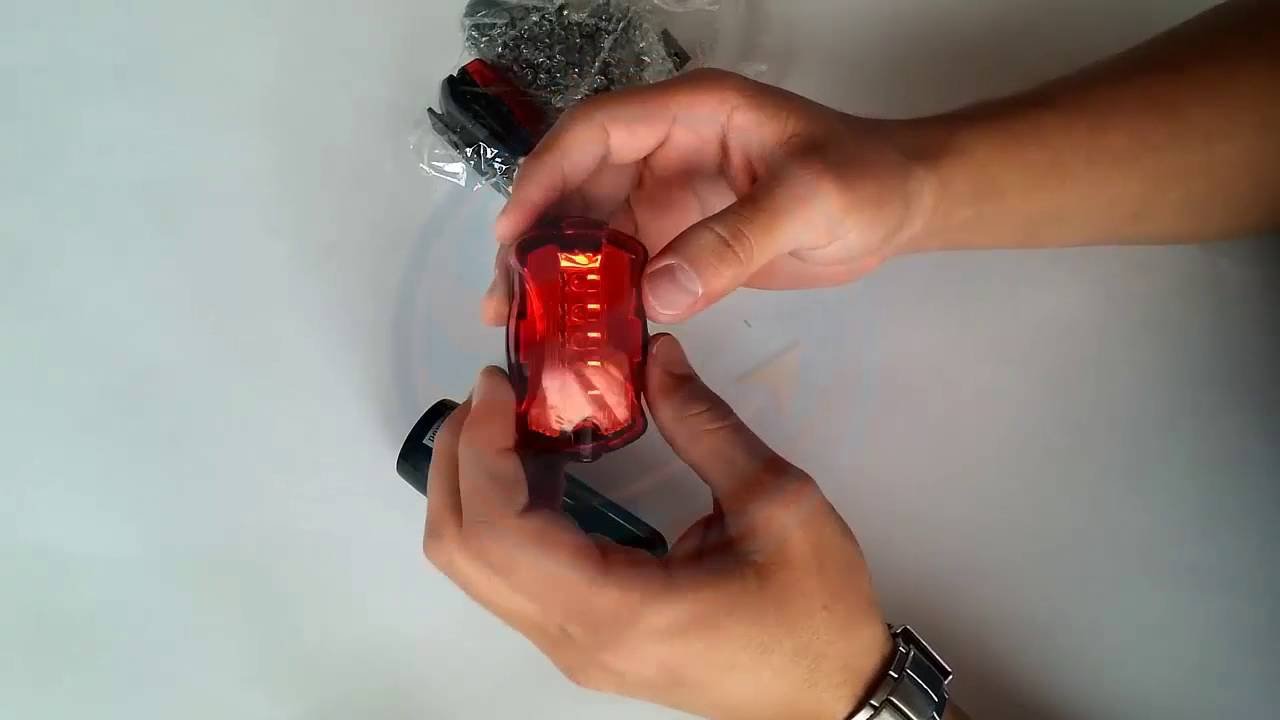 ¿Cómo cambiar las pilas de las luces de bicicleta?