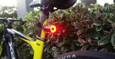 luces de freno activadas por sensor para niños que van al colegio en bicicleta