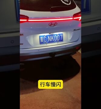 luces de freno activadas por sensor para trayectos con lluvia o niebla