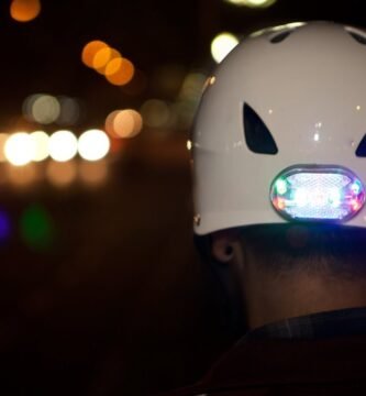 como mejorar tu visibilidad lateral al pedalear de noche al circular por zonas industriales por la noche