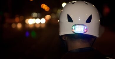 como mejorar tu visibilidad lateral al pedalear de noche al circular por zonas industriales por la noche